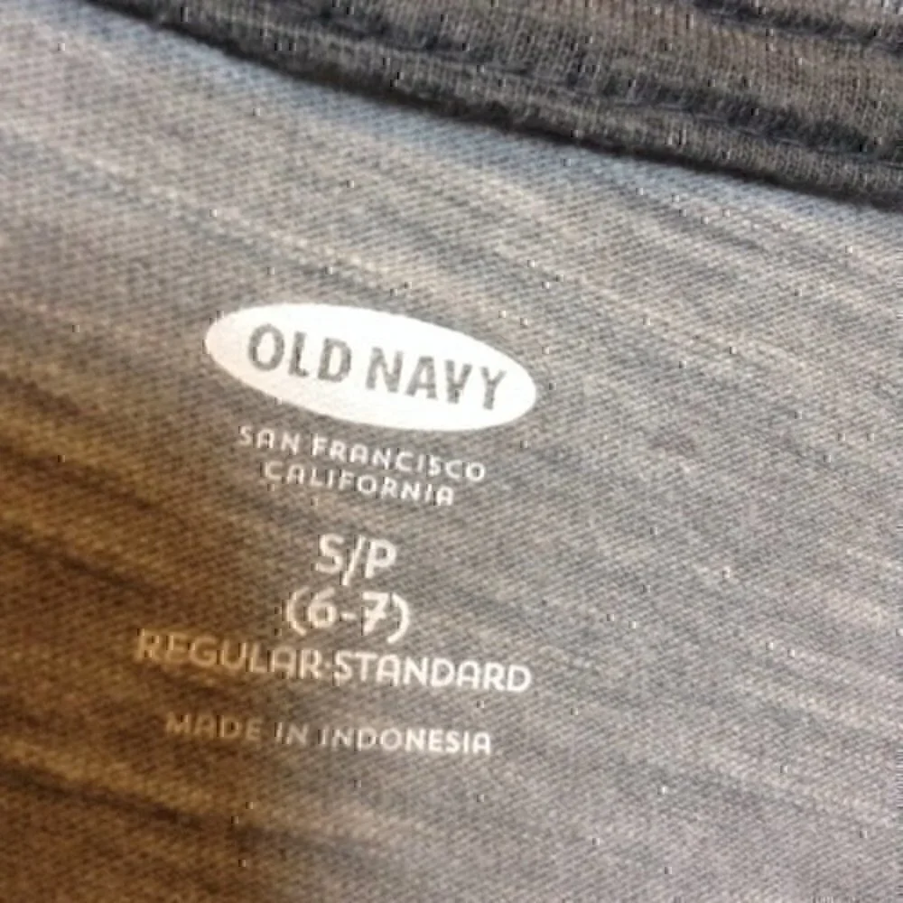 Old Navy boys size small 6/7 long sleeved t